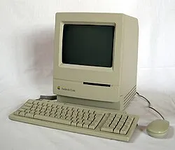Macintosh SE FDHD — Family illustration: Macintosh Classic (1990). This is not a photograph of the exact listed model. Resized and re-encoded; the credited image licence applies.