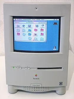 Macintosh Color Classic — Representative product/family photograph. A Macintosh Colour Classic running an Italian version of System 7 Resized and re-encoded for this catalogue.