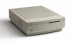 Macintosh IIfx — Family illustration: Macintosh IIsi (1990). This is not a photograph of the exact listed model. Resized and re-encoded; the credited image licence applies.