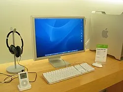Thunderbolt Display — Family illustration: LED Cinema Display (27-inch) (2010). This is not a photograph of the exact listed model. Resized and re-encoded; the credited image licence applies.